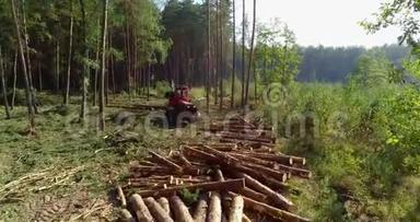 森林收割机将木材切割成零件，森林收割机鸟瞰图